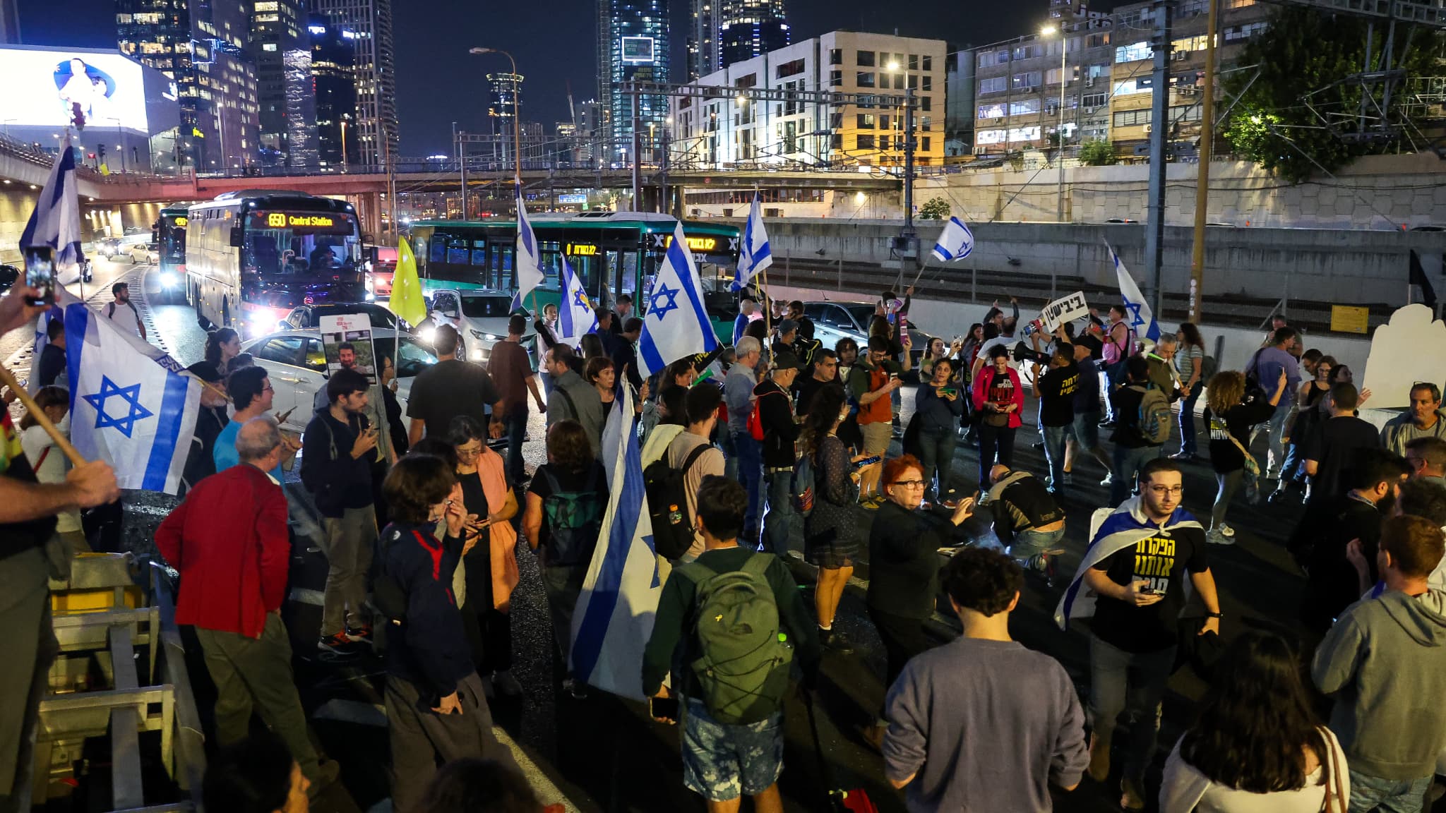 Des Israéliens réclamant le retour d'otages enlevés à Gaza bloquent une route à Tel Aviv le 5 novembre 2024 Des Israéliens réclamant le retour d'otages enlevés à Gaza bloquent une route à Tel Aviv le 5 novembre 2024