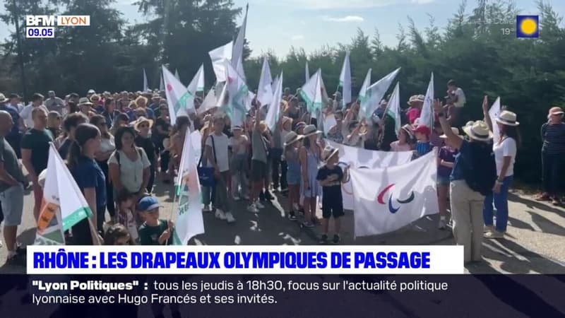 JO 2024: des centaines de personnes rassemblées à Saint-André-la-Côte pour apercevoir les drapeaux olympiques