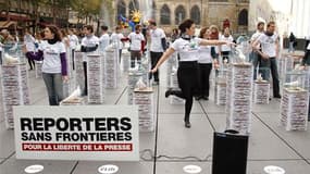 Reporters sans frontières (RSF) a organisé jeudi un rassemblement à Paris pour exiger de Nicolas Sarkozy qu'il aborde les questions des droits de l'homme avec le président chinois Hu Jintao, en visite en France. /Photo prise le 4 novembre 2010/REUTERS/Ben