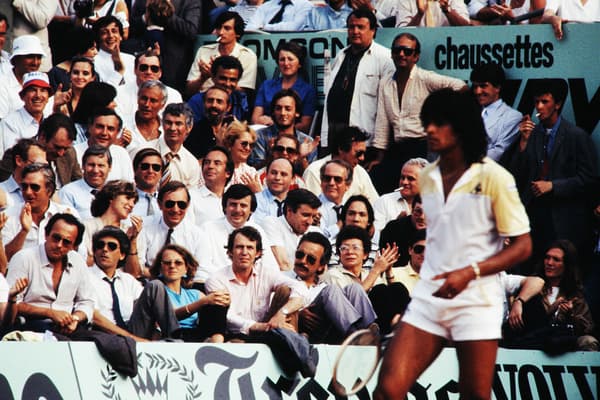 Yannick Noah sur le court central de Roland-Garros le 5 juin 1983.