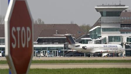 L'aéroport de Strasbourg, samedi. Les aéroports français situés au nord d'une ligne Nice-Bordeaux resteront fermés au moins jusqu'à mardi matin, a déclaré dimanche le Premier ministre François Fillon. /Photo prise le 17 avril 2010/REUTERS/Vincent Kessler