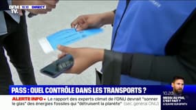 Pass sanitaire dans les trains: gare de Lyon à Paris, des agents accrochent des bracelets au poignet des personnes déjà contrôlées