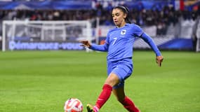 Sakina Karchaoui avec l'équipe de France féminine, le 7 avril 2023.