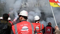 Des salariés participent à un rassemblement devant le siège d'ArcelorMittal pour faire pression sur la direction française du sidérurgiste, qui prévoit de supprimer plus de 600 emplois à Saint-Denis près de Paris, le 13 mai 2025.
