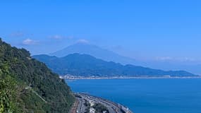 Cette capture d’écran d'une vidéo diffusée par le gouvernement de la ville de Shizuoka le 6 novembre 2024. On y voit le mont Fuji, avec un saupoudrage de neige sur son sommet.