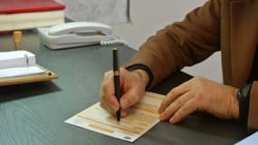 Un médecin remplit un arrêt maladie. (Illustration)