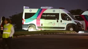 Les forces de sécurité israéliennes près des ambulances devant le centre médical Sheba à Ramat Gan, alors que le personnel médical se prépare à l'arrivée des otages libérés par le Hamas dans la bande de Gaza, le 26 novembre 2023.