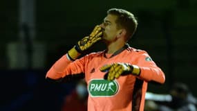 Le bisou de Julian Pollersbeck en direction des supporters du Red Star à leurs fenêtres