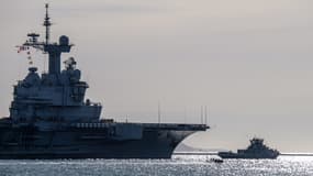Le porte-avions Charles-de-Gaulle à la sortie du port de Toulon, le 5 mars 2019