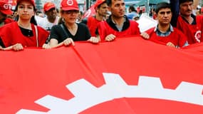 Des milliers de syndicalistes turcs ont défilé mercredi vers la place Taksim à Istanbul, épicentre des manifestations contre le Premier ministre, Recep Tayyip Erdogan, et la "dérive autoritaire" de l'AKP, parti au pouvoir depuis plus de dix ans. /Photo pr