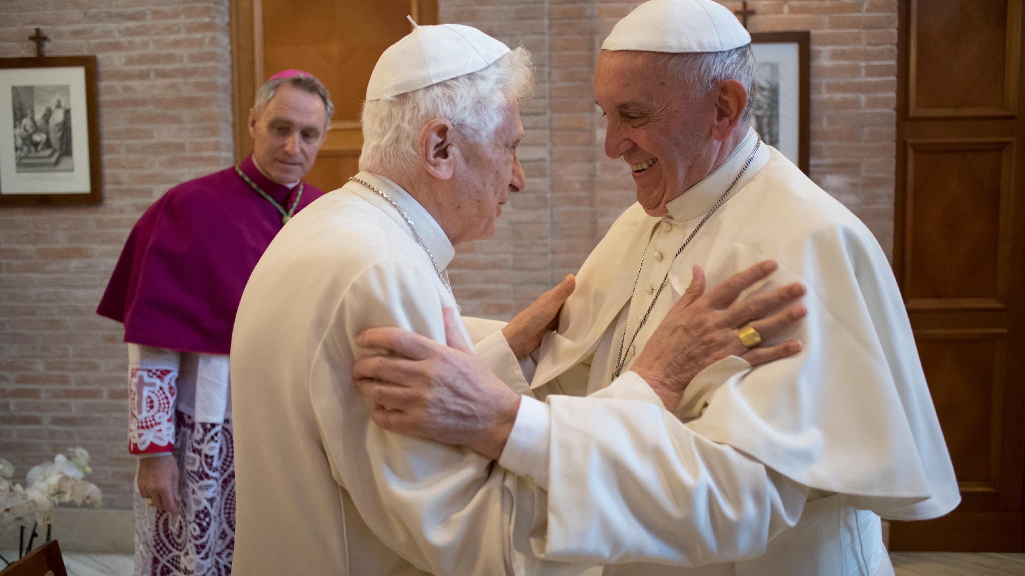 Pope Francis announces that his predecessor, Benedict XVI, is “gravely ill” and prays for him.