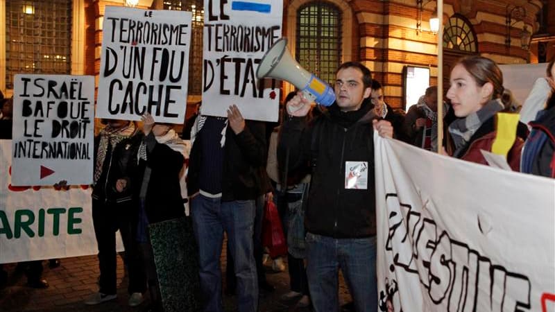 Une centaine de militants pro-palestiniens ont manifesté mercredi soir à Toulouse pour critiquer ce qu'ils considèrent comme la "politique de colonisation" du Premier ministre israélien Benjamin Netanyahu et dénoncer sa visite en France. /Photo prise le 3