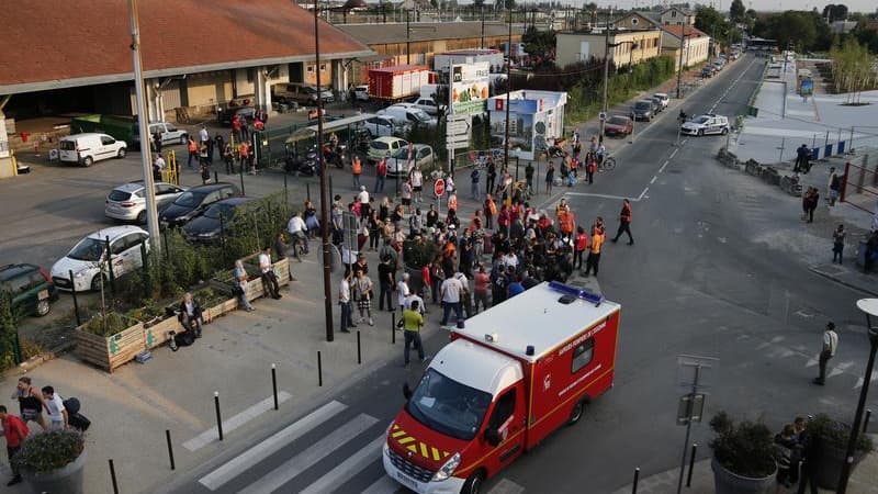 Déploiement des secours à Brétigny-sur-Orge, le 12 juillet. Deux passagers ont été dévalisés lors de l'accident ferroviaire survenu mi-juillet dans cette ville de l'Essonne et un médecin du Samu s'est fait voler son téléphone portable, a déclaré mercredi