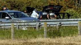 La police judiciaire analyse le véhicule du suspect arrêté sur l'autoroute A16.