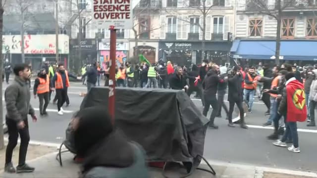 Des individus ont affronté les forces de l'ordre sur le Boulevard du Temple, aux abords de la manifestation.