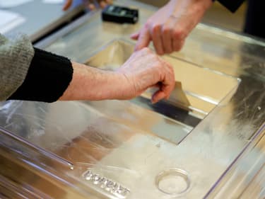Une personne votant pour les élections européennes dans un bureau de vote de Paris, en France, le 9 juin 2024.