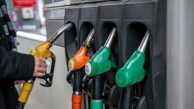 Une personne sur le point d'utiliser la pompe d'une station essence. (Photo d'illustration)