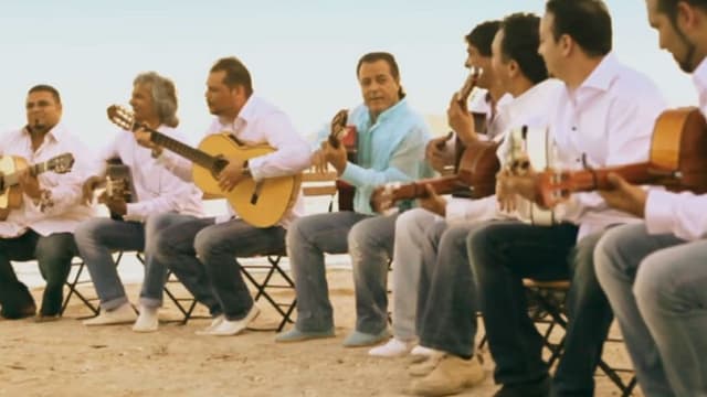 Les membres du groupe Chico & The Gypsies dans le clip "Amor de Mis Amores"