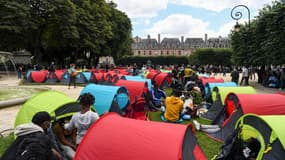 Environ 400 sans-abri ont planté des tentes jeudi 29 juillet à Paris, sur la place des Vosges. 