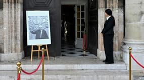 Un portrait de Jean-Claude Gaudin exposé à l'entrée de l'hôtel de ville de Marseille, le 20 mai 2024