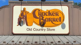 L'ancien logo de Cracker Barrel. L'enseigne occupe une place particulière dans le cœur de nombreux Américains, proposant une cuisine traditionnelle dans un cadre rustique de type "Old Country Store", avec des rocking-chairs et des concerts de musique country occasionnels. Mais la tentative de rebranding de la célèbre chaîne américaine a suscité une vive opposition en ligne et ouvert un nouveau front dans la guerre culturelle autour des marques traditionnelles qui cherchent à moderniser leur image.