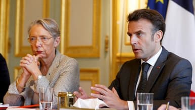 Le président Emmanuel Macron et la Première ministre Elisabeth Borne lors d'une rencontre avec le MEDEF, la CPME et et le syndicat des entreprises locales, le 18 avril 2023 à l'Elysée, à Paris