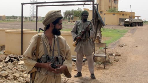 Combattants du groupe islamiste Mali Mujao, ici en position près de l'aéroport de Gao, en 2012