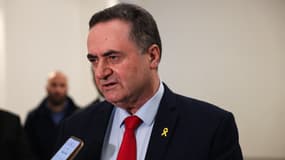 Le ministre israélien des affaires étrangères, Israël Katz, s'adresse aux journalistes lors de sa convocation de l'ambassadeur du Brésil en Israël au musée commémoratif de l'Holocauste Yad Vashem à Jérusalem, le 19 février 2024.