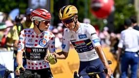 Jonas Vingegaard (à gauche avec le maillot à pois) serre la main de Remco Evenepoel avant le départ de la 6e étape du Tour de France (Bayeux-Vire), le 10 juillet 2025