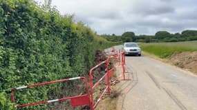 Le fossé endommagé après deux accidents survenus sur la route du hameau d’Hardenthun, près de Marquise (Pas-de-Calais)