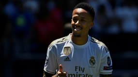 Le défenseur brésilien Eder Militao pendant sa présentation officielle comme joueur du Real Madrid au stade Santiago Bernabeu le 10 juillet 2019 à Madrid