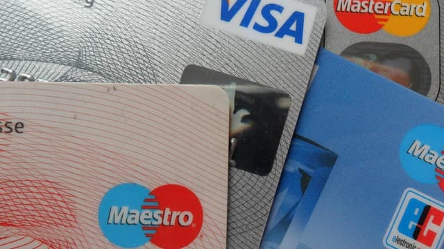 Les géants mondiaux des cartes bancaires Visa et Mastercard suspendent leurs opérations en Russie.