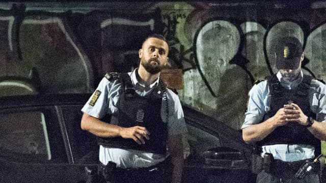 Deux policiers sur les lieux de la fusillade, mercredi 31 août, à Copenhague.