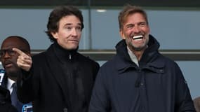 Jürgen Klopp aux côtés d'Antoine Arnault lors du match entre le Paris FC et Amiens, le 11 janvier 2024.