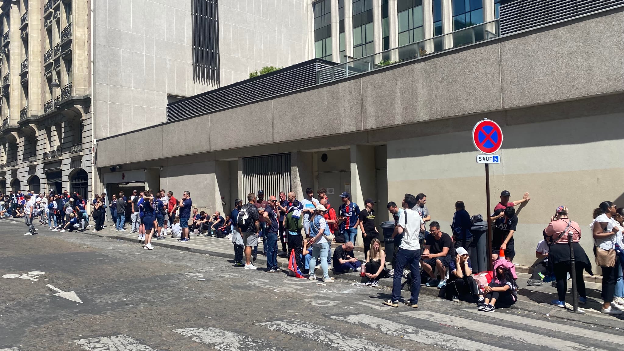 2h avant l'ouverture des accès aux Champs, il y a déjà la queue pour la parade du PSG, ce dimanche. 2h avant l'ouverture des accès aux Champs, il y a déjà la queue pour la parade du PSG, ce dimanche.