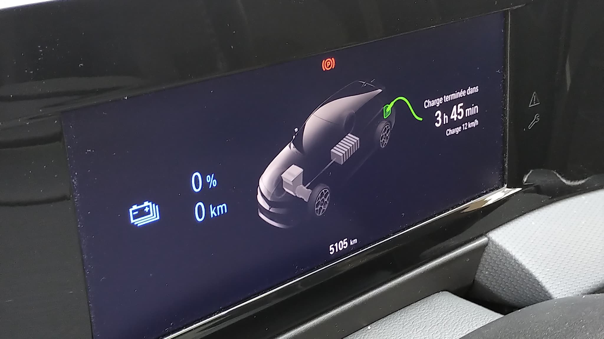 L'autonomie en 100% électrique s'avère vraiment frustrante. Avec une charge de 3h40 sur une borne publique avec câble type 2 (un temps plutôt long), on n’arrive au mieux à une trentaine de kilomètres. L'autonomie en 100% électrique s'avère vraiment frustrante. Avec une charge de 3h40 sur une borne publique avec câble type 2 (un temps plutôt long), on n’arrive au mieux à une trentaine de kilomètres.