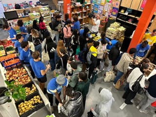 Des centaines d'étudiants font la queue à Bordeaux (Gironde), le 1er octobre 2024, pour récupérer un colis alimentaire gratuit auprès d'une association.