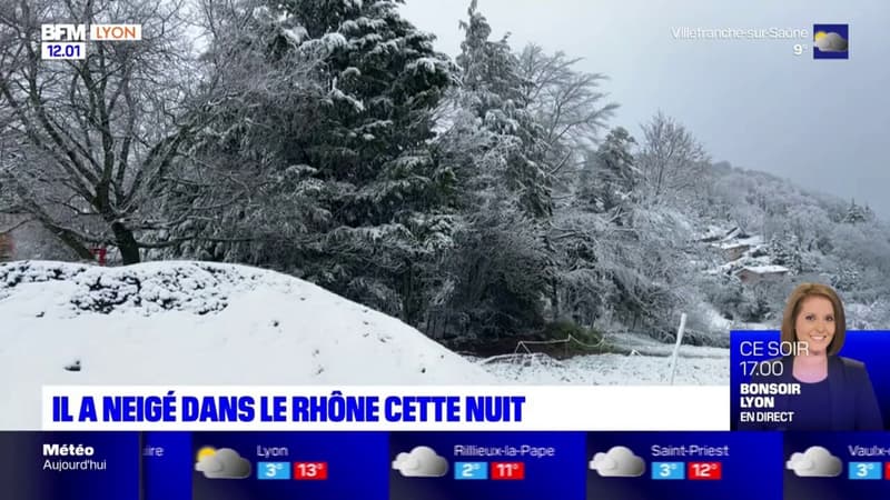 Rhône: les habitants des Monts du Lyonnais profitent de la neige tombée dans la nuit