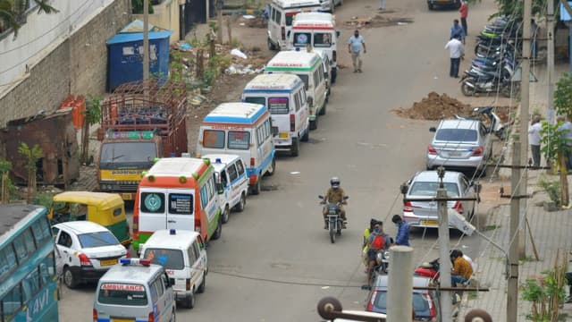 Des ambulances transportant des personnes décédées du Covid-19 attendent devant un crématorium à Bangalore en Inde, le 21 avril 2021