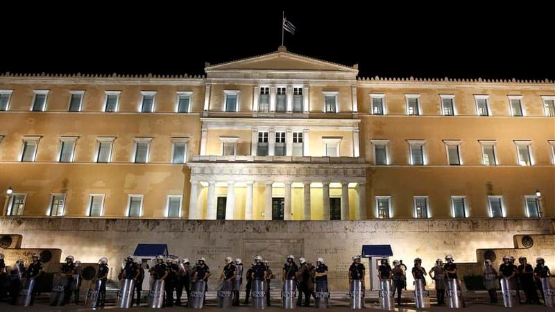 Le Parlement grec a adopté mercredi soir le projet de réforme de la fonction publique qui prévoit la suppression de plusieurs milliers d'emplois. Cette réforme, approuvée par 153 des 293 élus présents, est un préalable au déblocage d'une nouvelle tranche