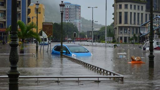 De violentes pluies se sont abattues sur Port-Louis, la capitale de l'île Mauice, faisant dix morts.