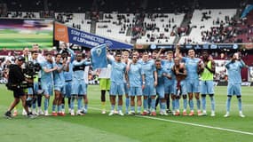 Les joueurs de Nottingham brandissent le maillot de leur coéquipier, Taiwo Awoniyi, le 18 mai 2025