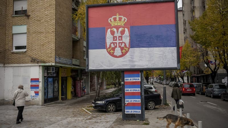 Un drapeau serbe dans la ville kosovare de Mitrovica, en novembre 2022 