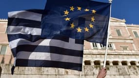 Les drapeaux européen et grec lors d'une manifestation en Grèce le 18 juin 2015.