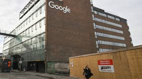 Vue du logo d'Amazon devant les bureaux d'Amazon dans le centre-ville de Dublin, en Irlande, le 15 février 2023.