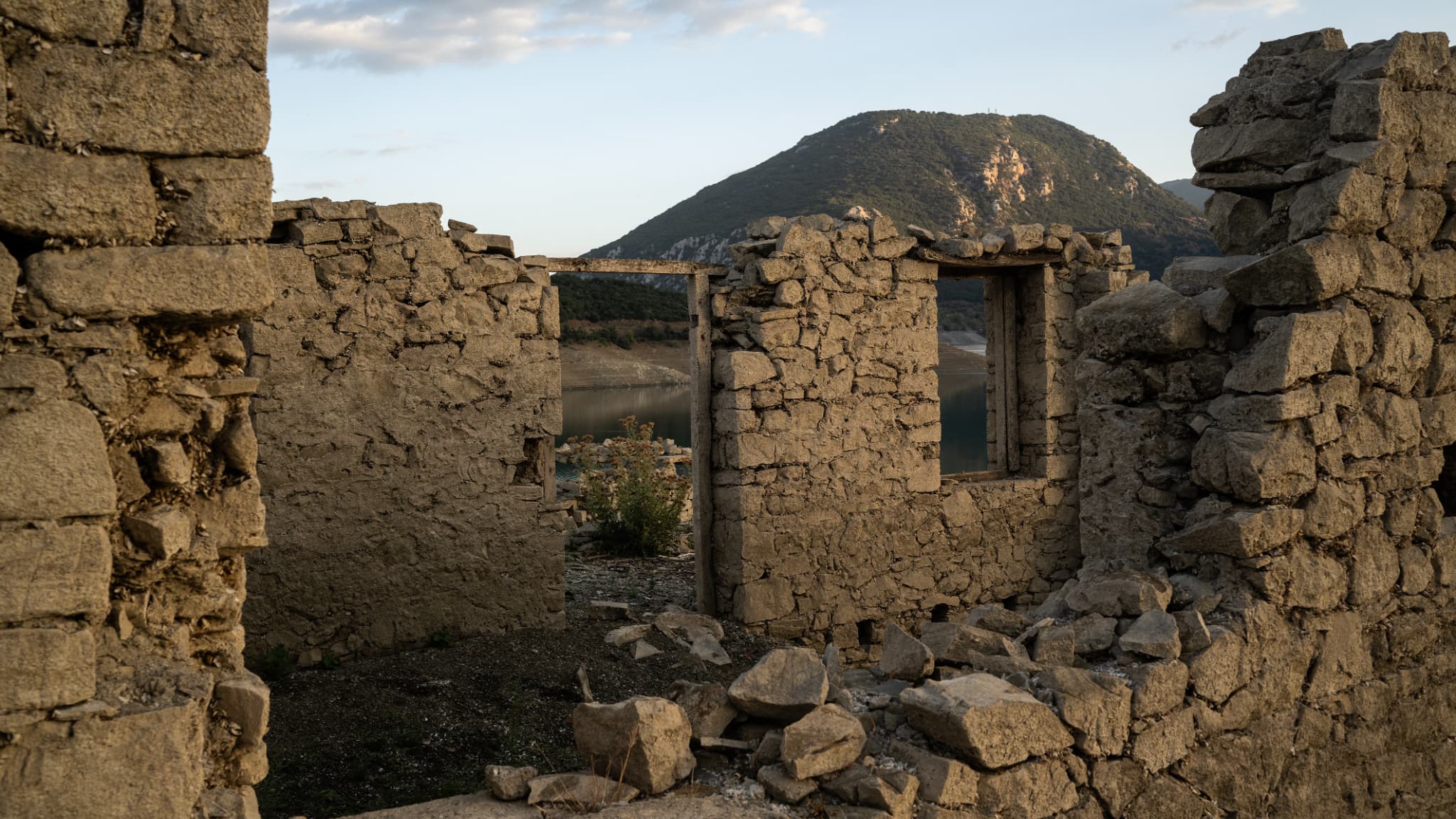Les vestiges d'un bâtiment réapparu lorsque le niveau du lac artificiel de Mornos a baissé à la suite d'une sécheresse, près du village de Lidoriki, en Grèce, le 1er septembre 2024 Les vestiges d'un bâtiment réapparu lorsque le niveau du lac artificiel de Mornos a baissé à la suite d'une sécheresse, près du village de Lidoriki, en Grèce, le 1er septembre 2024