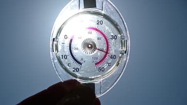 Cette photographie montre un thermomètre indiquant une température de 39 degrés Celsius à Rennes, dans l'ouest de la France, le 11 juin 2025. Le réchauffement climatique est resté la nouvelle norme, le mois dernier ayant été le deuxième mois de mai le plus chaud jamais enregistré sur terre et dans les océans, selon le service de surveillance du climat de l'Union européenne.