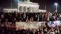 Des Berlinois sur le mur de Berlin, le 11 novembre 1989