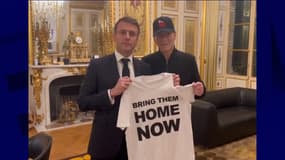 Emmanuel Macron s'affiche dans cette vidéo avec un T-shirt portant le nom du collectif de familles d'otages Bring Them Home Now.