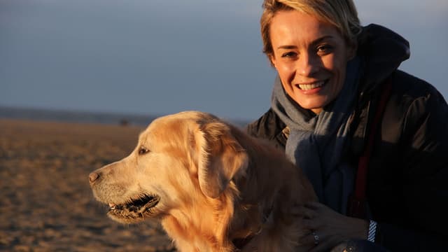 Natacha Harry,  présidente de la SPA, durant la visite d'un refuge.